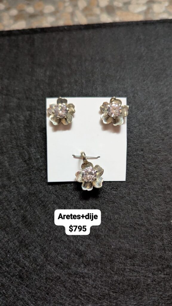 JUEGO ARETE + DIJE FLOR BRILLANTE